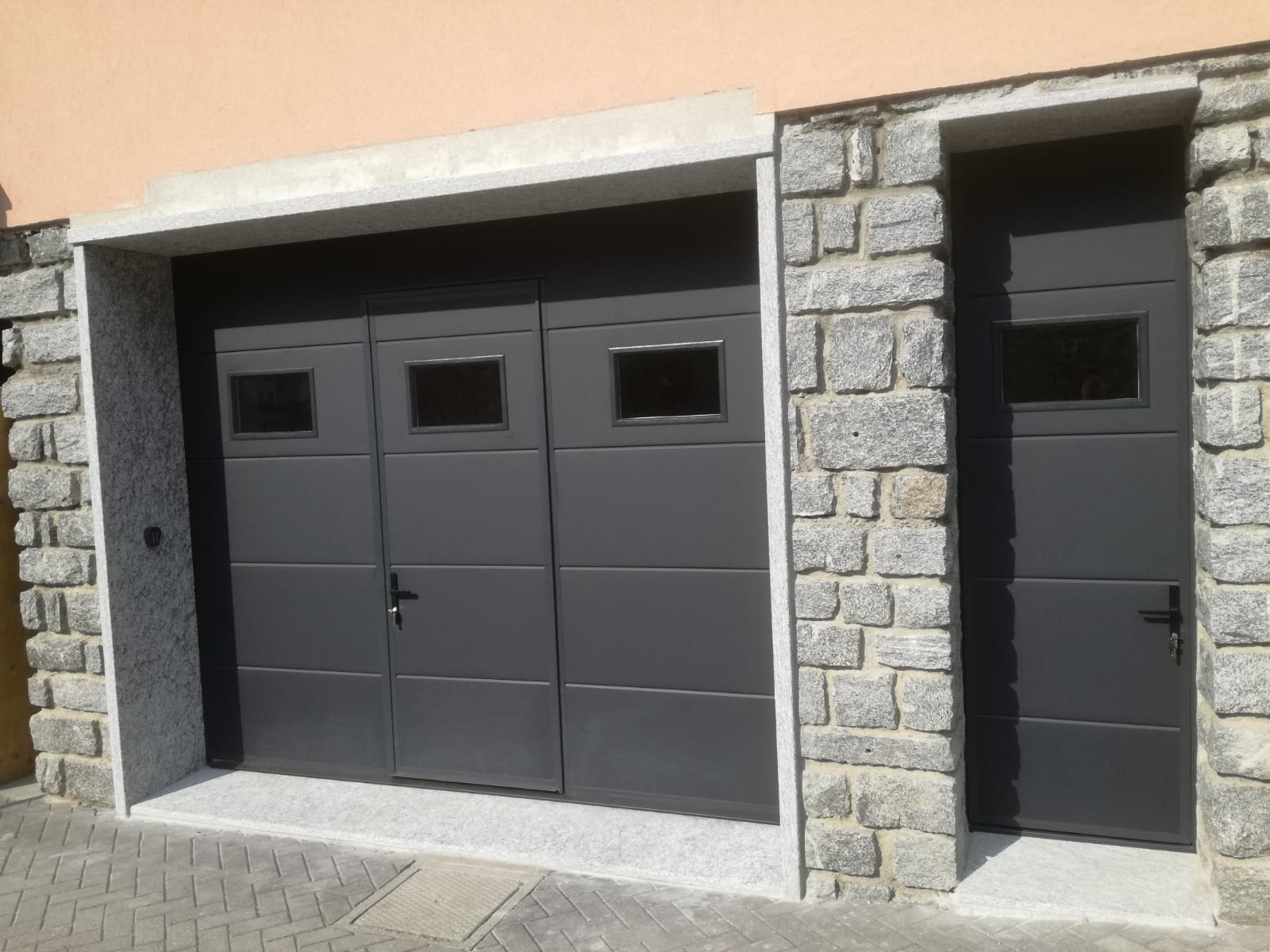 Nuova porta sezionale con porta pedonale integrata e porta laterale a Colorina (SO): Immagine 2